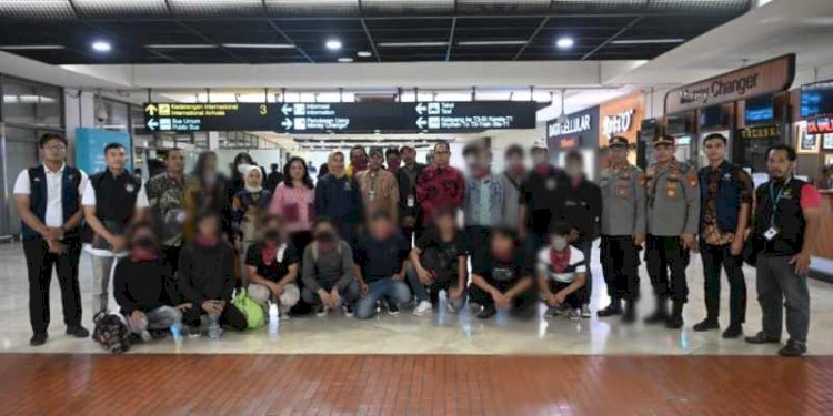 Foto bersama Direktur Perlindungan WNI Kementerian Luar Negeri RI, Judha Nugraha dan 21 WNI korban TPPO di Myanmar/Ist