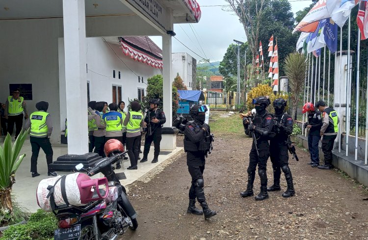 Penebalan personel pengamanan di kantor KPU Pagar Alam/Foto: Taufik