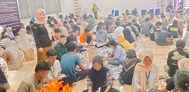 Proses penyortiran dan pelipatan surat suara yang dilakukan KPU OKI.(Hari W/RMOL Sumsel)