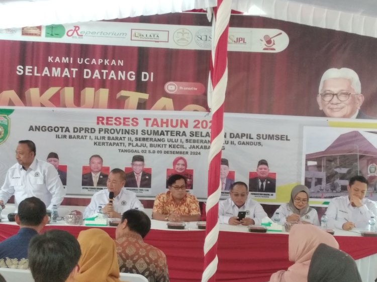 Suasana reses tahap I tahun 2024 yang berlangsung mulai dari tanggal 2 hingga 9 Desember 2024.Anggota DPRD Sumsel yang terdiri dari H. Chairul S Matdiah SH (Demokrat) selaku koordinator reses,  Abdullah Taufik, SE., MM (Gerindra), Aryuda Perdana Kusuma, S.Sos (Golkar), Muhammad Toha, S.Ag (PKS), Ir. Romania Hidayati (PDI-P), dan Firmansyah Hakim, SH di halaman Fakultas Hukum Universitas Sriwijaya (Unsri), Bukit Besar Palembang, Senin (2/12).(Dudy Oskandar/rmolsumsel.id)