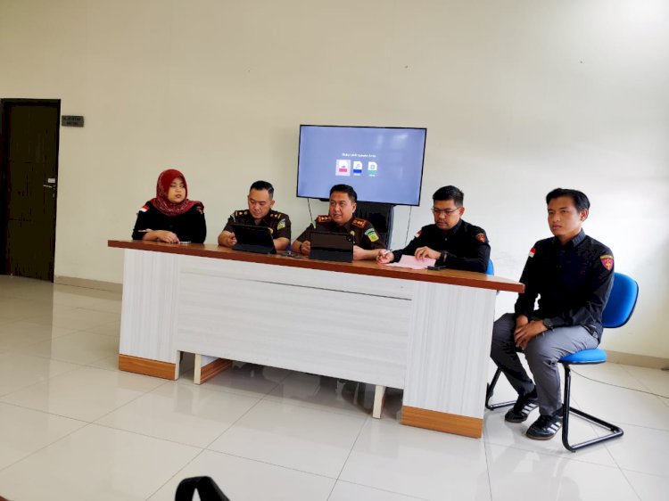 Kepala Kejaksaan Negeri Muba, Roy Riady, S.H., M.H,  didampingi Kasi Pidsus M Fadli Habibi dan Kasi Pidum Armein memberikan keterangan terkait perkembangan perkara dugaan Tipikor Aplikasi SANTAN/ist