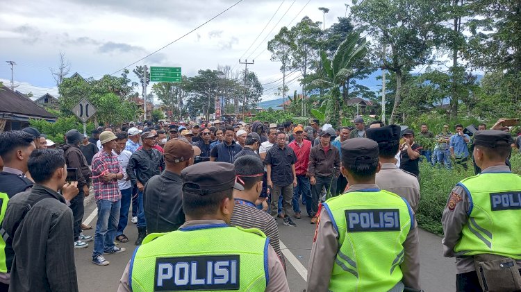  Massa Gabungan Paslon 01 dan 02 Saat Melakukan Unjuk Rasa Menuntut PSU kepada KPUD dan Bawaslu kota Pagar Alam, Selasa (3/12). (Taufik/RMOLSumsel.id)