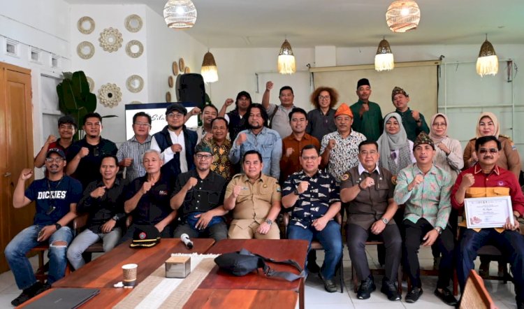 Mantan Pj Walikota Palembang, Ucok Abdul Rauf Damenta bersilaturahmi dengan jajaran dewan kesenian (Dudy Oskandar/rmolsumsel.id)