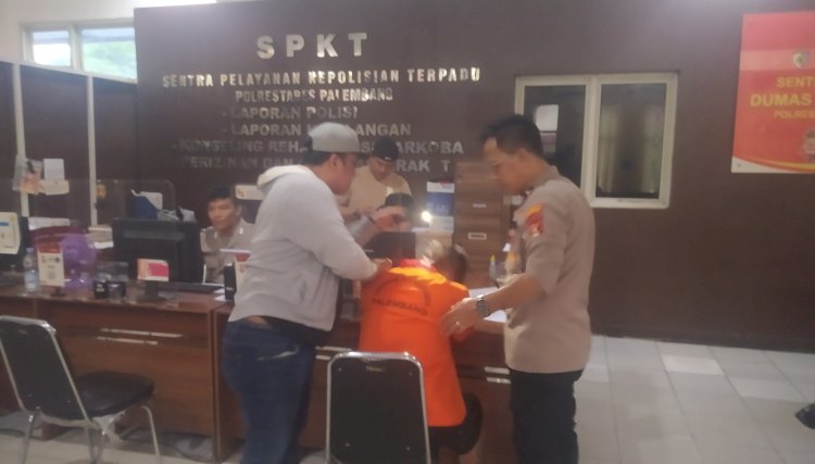 Seorang tahanan Polrestabes Palembang kasus penganiayaan membuat laporan/ist