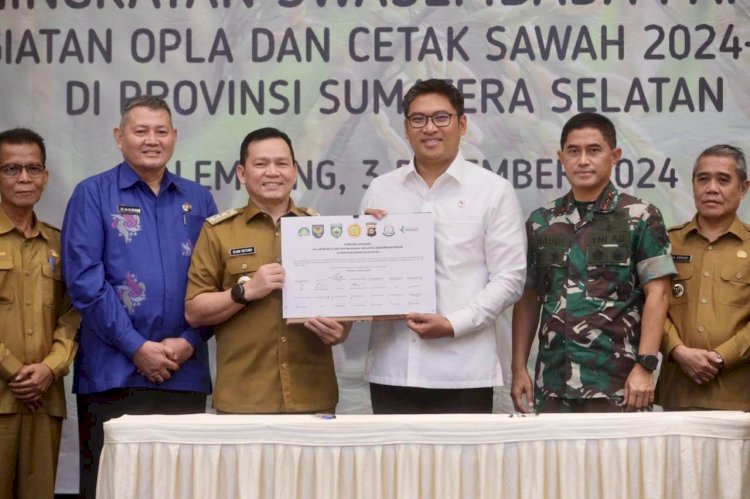 Pj Gubernur Sumsel Elen Setiadi bersama Wakil Menteri Pertanian Sudaryono menggelar rapat koordinasi optimalisasi lahan rawah untuk cetak sawah. (Dokumentasi Humas)