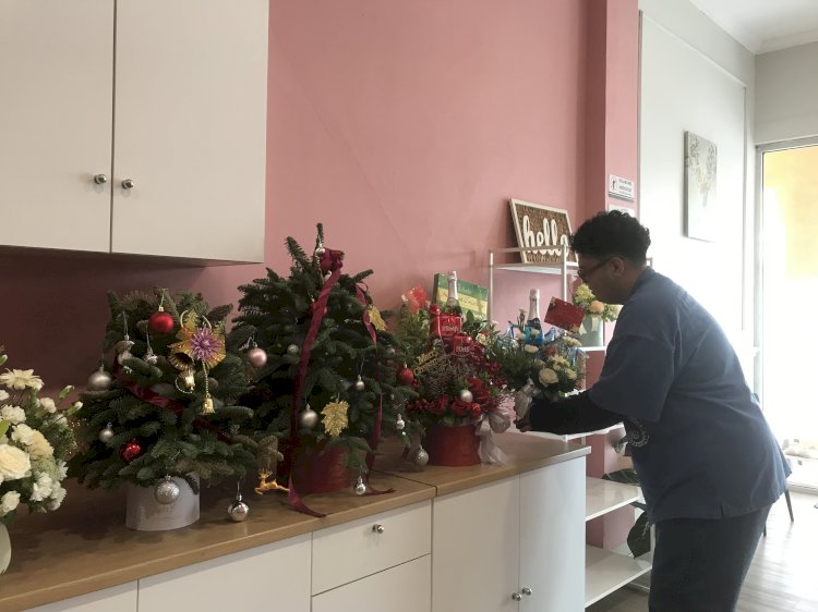 Karyawan Hello florist menunjukkan berbagai jenis  hiasan Natal. (mayahasan/rmolsumsel.id) 