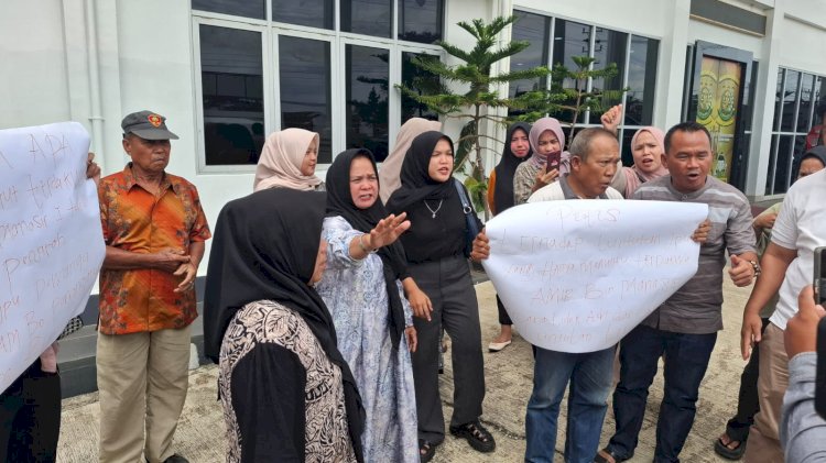 Keluarga melakukan protes di halaman Kejaksaan Negeri Lubuklinggau. (Ansyori Malik/RMOLSumsel.id)
