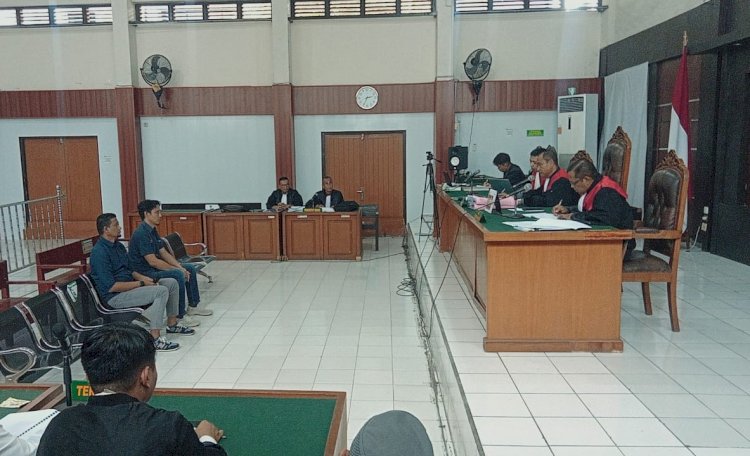 Indra Kusnadi Asisten Manager PT SP2J selaku Ketua Panitia Pelaksana Proyek Pekerjaan Jargas dan Arie Pegawai PT SP2J selaku Ketua Panitia Persiapan proyek pembangunan Jargas saat dihadirkan sebagai saksi  di Pengadilan Tipikor Palembang/ist