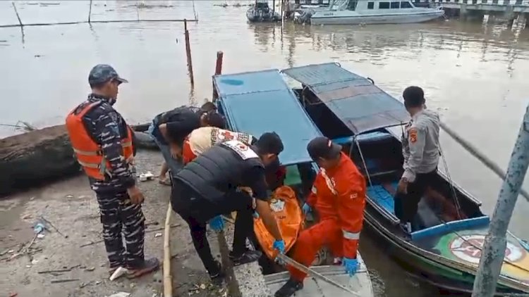 Anggota Satpolairud Polrestabes Palembang mengevakuasi jenazah korban kedaratan/handout