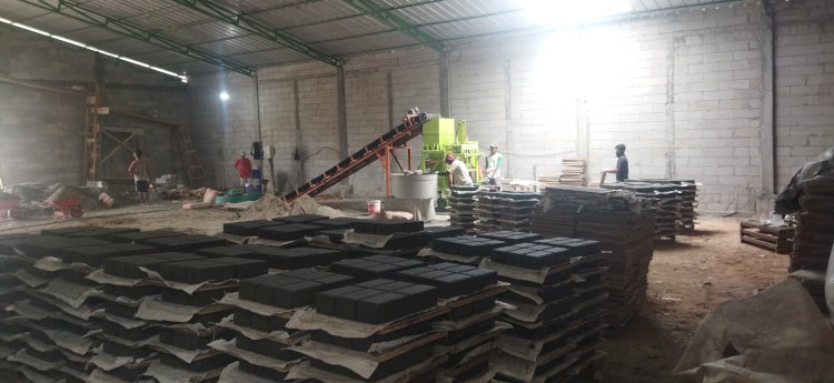 Aktivitas pembuatan paving block di pabrik CV Karya Baru Sejati. (Mizon/rmolsumsel.id) 
