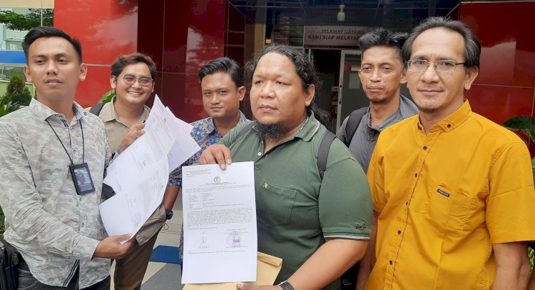 Pengelola tower jaringan telekomunikasi menunjukkan bukti laporan polisi dihadapan wartawan/Foto: Fauzi