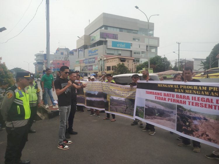 Massa dari Ormas Garda Prabowo DKD Sumsel saat menggelar aksi di Polda Sumsel. (ist/rmolsumsel.id) 