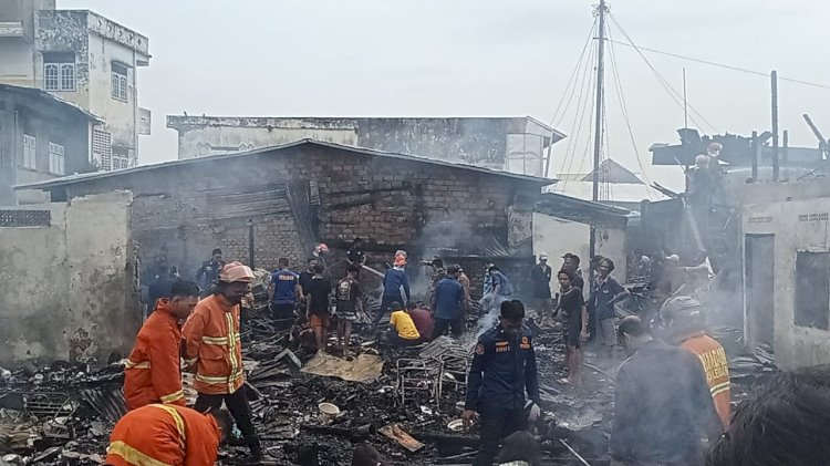 Puing-puing bangunan rata dengan tanah akibat kebakaran hebat yang diduga berasal dari tabung gas/Foto: Denny Pratama