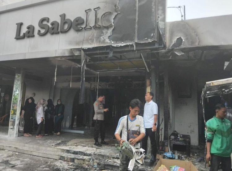 Butik La Sabelle di Jalan Sumpah Pemuda, Palembang nyaris ludes dilahap api/Foto: Fauzi