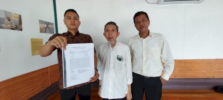 Kuasa Hukum Rustandi Adriansyah menunjukan dokumen gugatan ke PTUN Palembang/ist