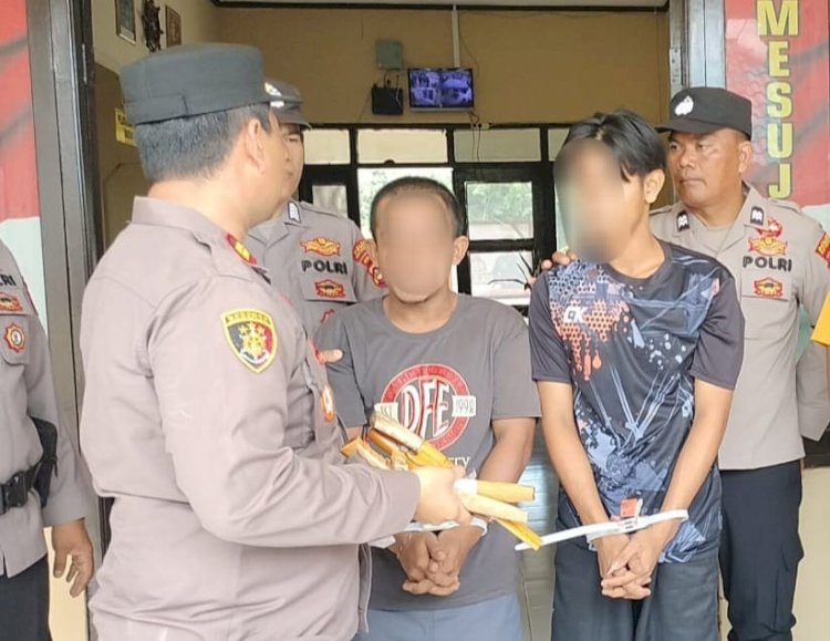 Dua pelaku begal di OKI saat diamankan polisi. (ist/rmolsumsel.id) 