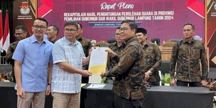  Saksi Paslon 2 Rahmat Mirzani Djausal dan Jihan Nurlela saat rekapitulasi suara Pilgub Lampung/RMOLLampung