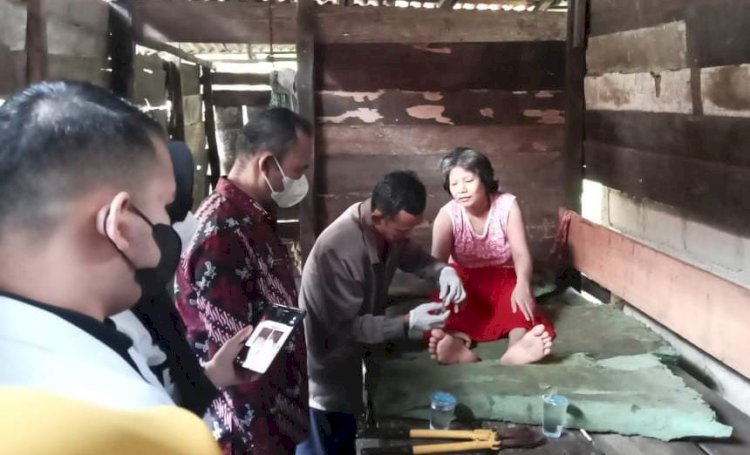 Proses evakuasi terhadap Ani. (ist/rmolsumsel.id)