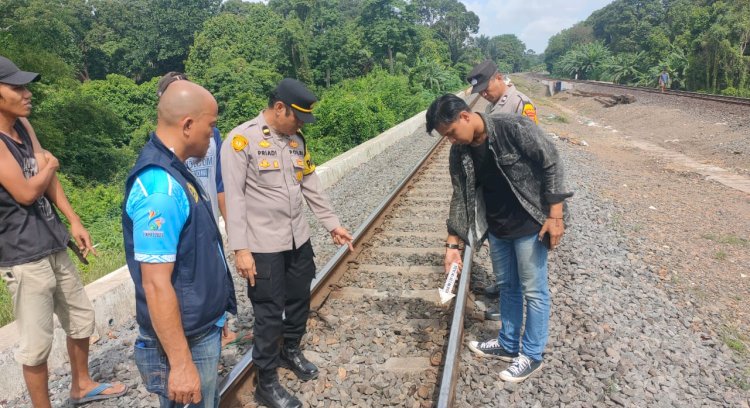 Polisi melakukan olah TKP di rel Kereta Api/ist