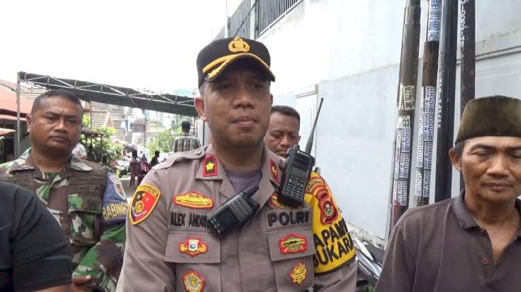 Kapolsek Sukarami Kompol Alex Andriyan bersama Sumaryono yang merupakan keluarga Sugeng. (Fauzi/RMOLSumsel.id)