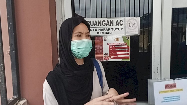 Korban Ajeng ketika membuat laporan polisi di SPKT Polrestabes Palembang. (Denny Pratama/RMOLSumsel.id)