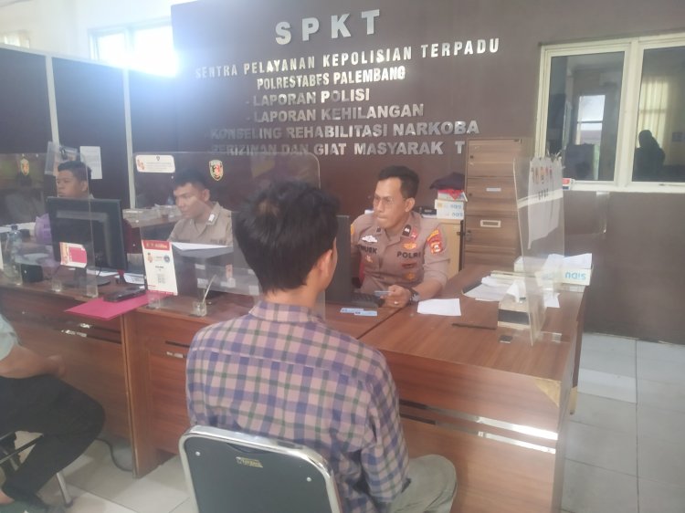 Irfansyah Dwi Putra, melaporkan dekan fakultasnya berinisial AH, ke Polrestabes Palembang atas dugaan kekerasan dan ancaman.(Denny Pratama/RMOLSumsel.id)