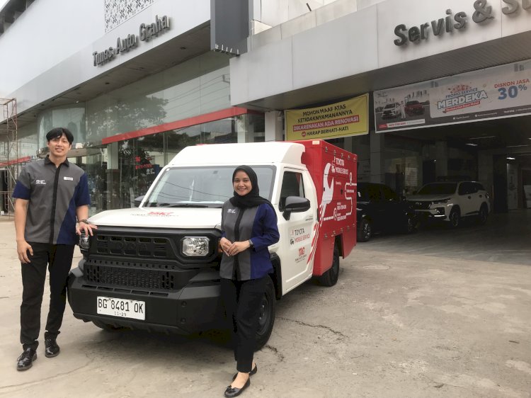 Karyawan TAG tengah menunjukkan unit mobil servis toyota Rangga (Maya Hasan/RMOLSumsel.id)