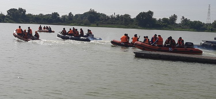  Suasana latihan SAR terpadu Lanal Palembang di Venue Dayung komplek Jakabaring Sport City Palembang. (Fauzi/RMOLSumsel.id)