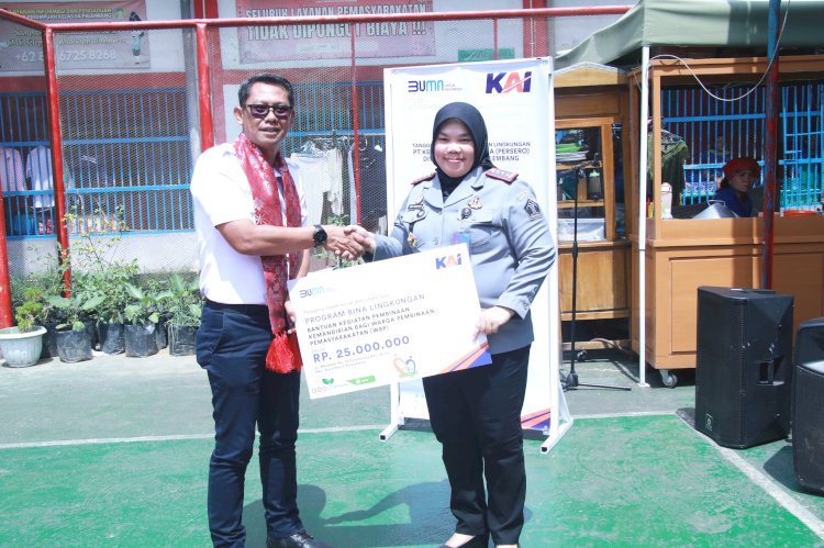 Penyerahan bantuan CSR secara simbolik. (KAI/rmolsumsel.id)