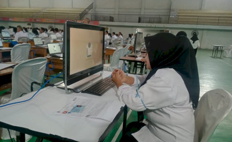 Salah satu peserta sedang berdoa sebelum tes PPPK  dimulai/Foto: Noviansyah