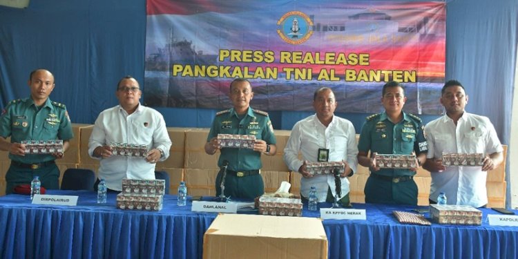 Konferensi pers penggagalan penyelundupan rokok ilegal oleh Lanal Banten/Ist