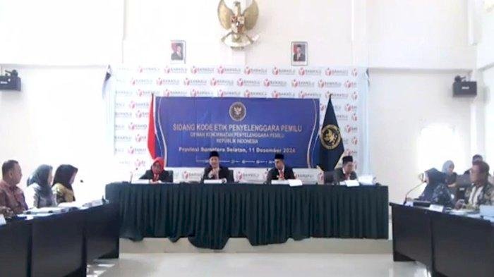 Dewan Kehormatan Penyelenggara Pemilu (DKPP) kembali menggelar sidang pemeriksaan terhadap perkara dugaan pelanggaran Kode Etik Penyelenggara Pemilu (KEPP) di Kabupaten Ogan Ilir (OI), perkara nomor 210-PKE-DKPP/IX/2024 dilaksanakan, Rabu (11/12/2024) di Kantor Bawaslu Provinsi Sumatera Selatan (Sumsel).(Dokumentasi DKPP)