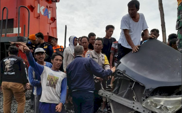 TKP Kerata Api Rajabasa hantam Toyota Rush di Perlintasan Tanpa Palang Pintu di Prabumulih. (Dokumentasi Polisi)