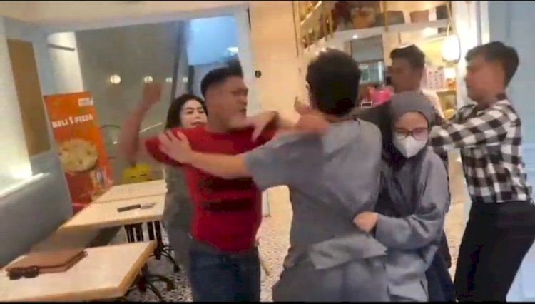 Tangkapan layar video insiden pemukulan dokter coass di salah satu cafe di Kota Palembang. (ist/rmolsumsel.id) 