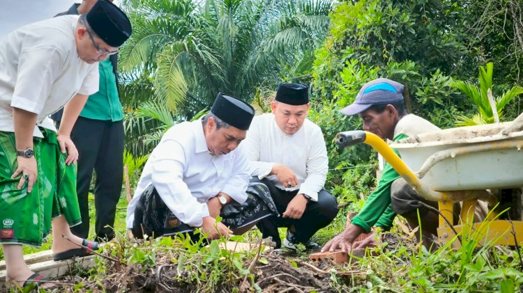 Waketum PBNU, KH Zulfa Mustofa bersama Pimpinan Ponpes Minhajul Aulia, Kiai Abdul Malik Syafei saat melakukan peletakan batu pertama gedung pusat pengkaderan NU Palembang. (ist/rmolsumsel