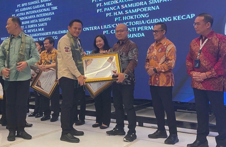 Pj Walikota Palembang, Cheka Virgowansyah saat memberikan penghargaan. (ist/rmolsumsel.id) 