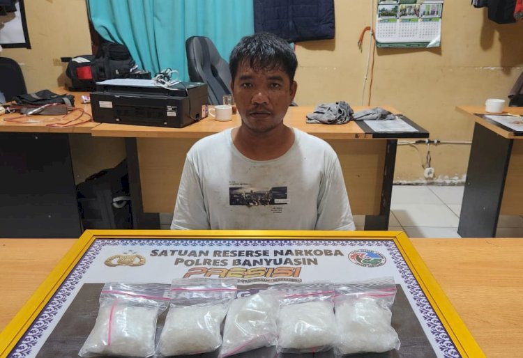 Tersangka Jaka Umbara beserta barang bukti narkoba. (ist/rmolsumsel.id) 