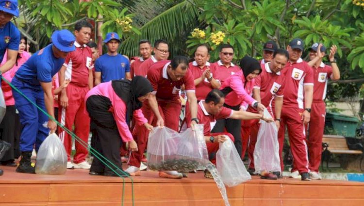 Penaburan benih ikan. (ist/rmolsumsel.id) 