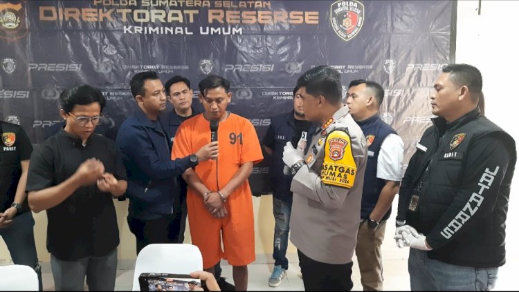 Tersangka Datuk (36), penganiaya dokter koas di  Palembang saat dihadirkan dalam konferensi pers/Foto: Fauzi