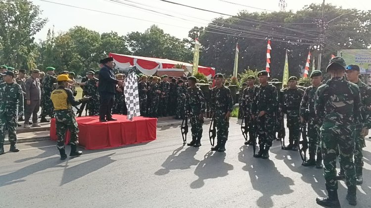 Sekda Muara Enim Yulius secara simbolis melepas Pemberangkatan Peleton Beranting (Tonting) Yudha Wastu Pramuka Jaya (YWPJ) Tahun 2024 di Lapangan Merdeka Kabupaten Muara Enim. (ist/rmolsumsel.id) 