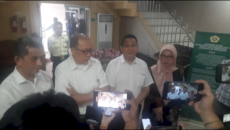 Wakil Dekan 1 Fakultas Kedokteran Universitas Sriwijaya Irfanuddin (sebelah kiri) saa memberikan keterangan terkait status dua mahasiswanya yang terlibat kasus penganiayaan. (Fauzi/RMOLSumsel.id)