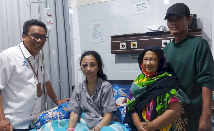 Direktur UT Palembang, Tair Abunaim menjenguk mahasiswi yang kecelakaan saat hendak ujian/ist