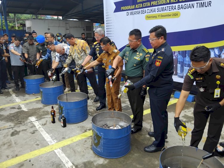 Petugas Bea Cukai Sumbagtim saat melakukan pemusnahan barang bukti. (ist/rmolsumsel.id) 