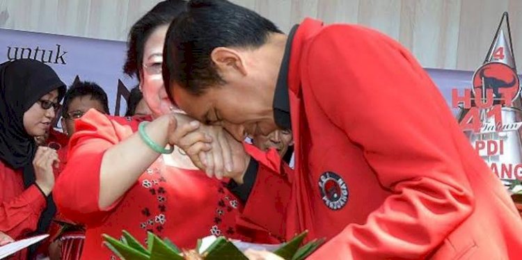 Joko Widodo mencium tangan Ketua Umum PDIP Megawati Soekarnoputri/Ist