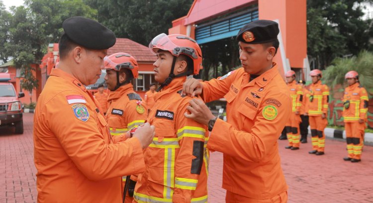 Kepala Basarnas Palembang Raymond Konstantin saat melepas personil yang akan disiagakan SAR khusus Nataru 2025/ist