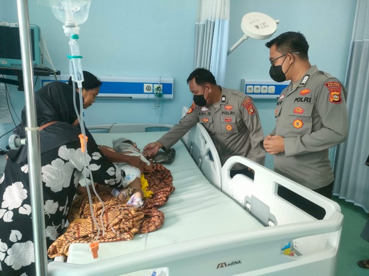 Petugas Polres Musi Rawas saat membesuk korban di rumah sakit. (ist/rmolsumsel.id) 