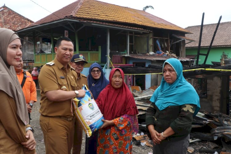Pj Bupati Muara Enim, Henky Putrawan saat memberikan bantuan kepada korban kebakaran. (ist/rmolsumsel.id) 