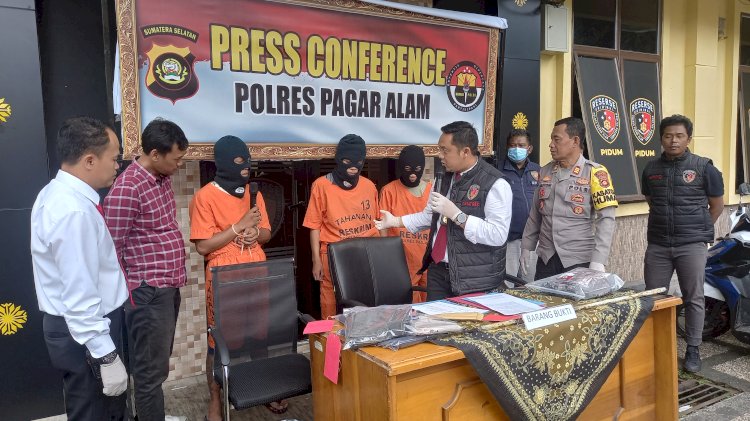 Pelaku Sodik (memakai baju orange tengah) di kawal Iptu Candra saat press confrence di Mako Polres Pagrar Alam (Taufik/RMOLSumsel.id)