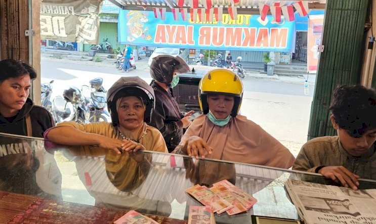 Warga Palembang saat membeli emas/Foto: Maya Hasan
