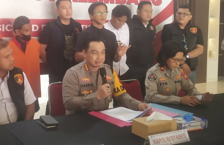 Kapolrestabes Palembang Kombes Pol Harryo Sugihhartono didampingi Kasat Reskrim AKBP Yunar Hotma PS saat press rilis kepada awak media/Foto: Denny Pratama